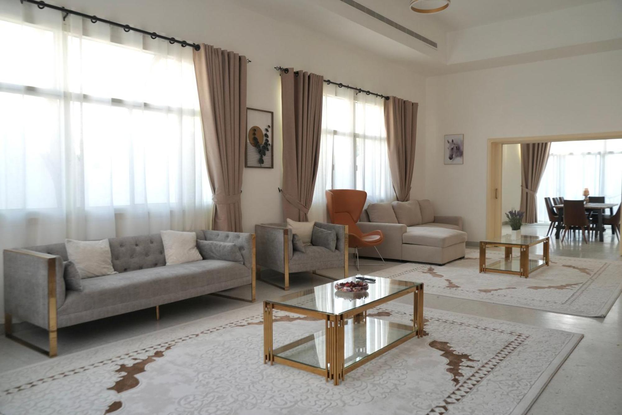 Villa For Rent In 7 Near Corniche *